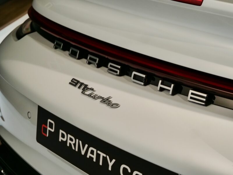 Carrosserie – PORSCHE – 992 Turbo Cabriolet – 2020 – Blanc Carrara Métalissée – 22 900 km – 580 ch – Flat 6 bi-turbo – Transmission : Séquentielle – Origine Allemagne  – Privaty Cars – Négoce de véhicules GT et sportives d’exception entre Bordeaux et Nantes