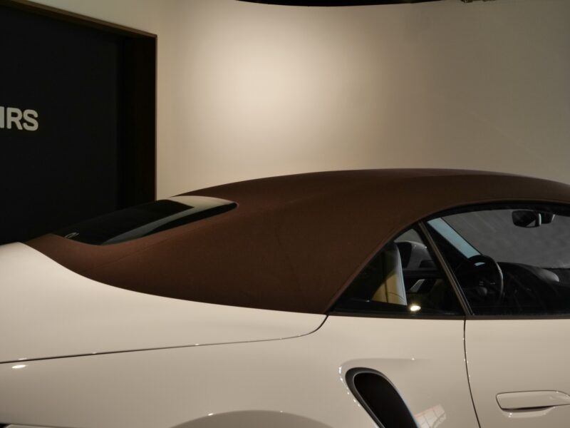 Toit en toile marron – PORSCHE – 992 Turbo Cabriolet – 2020 – Blanc Carrara Métalissée – 22 900 km – 580 ch – Flat 6 bi-turbo – Transmission : Séquentielle – Origine Allemagne  – Privaty Cars – Rachat cash de voitures PORSCHE entre Bordeaux et Nantes