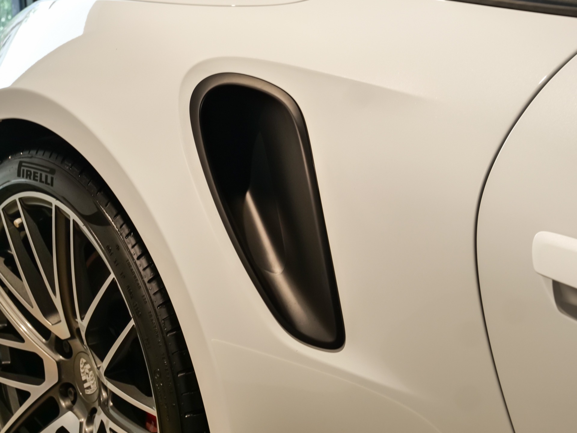 Carrosserie – PORSCHE – 992 Turbo Cabriolet – 2020 – Blanc Carrara Métalissée – 22 900 km – 580 ch – Flat 6 bi-turbo – Transmission : Séquentielle – Origine Allemagne  – Privaty Cars – Recherche personnalisée de modèles PORSCHE à La Rochelle