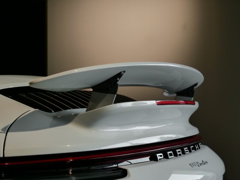 Aileron arrière avec support central – PORSCHE – 992 Turbo Cabriolet – 2020 – Blanc Carrara Métalissée – 22 900 km – 580 ch – Flat 6 bi-turbo – Transmission : Séquentielle – Origine Allemagne  – Privaty Cars – Commerce de voitures de sport luxe et premium à La Rochelle