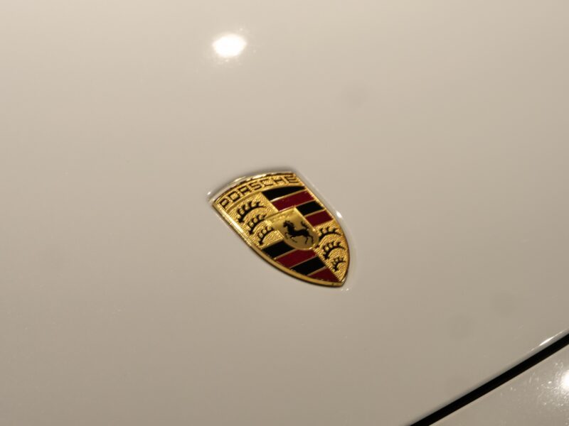 Carrosserie – PORSCHE – 992 Turbo Cabriolet – 2020 – Blanc Carrara Métalissée – 22 900 km – 580 ch – Flat 6 bi-turbo – Transmission : Séquentielle – Origine Allemagne  – Privaty Cars – Véhicules de sport et de luxe d’occasion à 2 heures de Paris en TGV