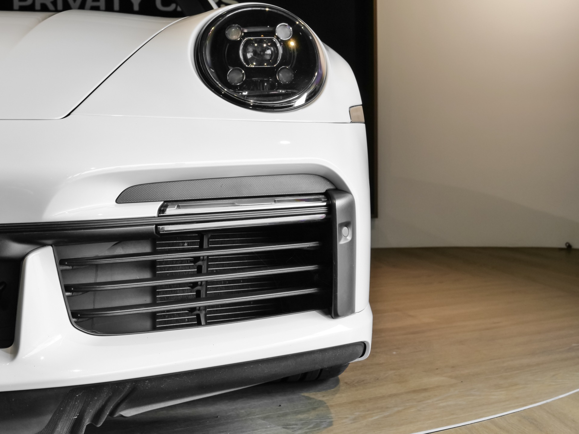 Carrosserie – PORSCHE – 992 Turbo Cabriolet – 2020 – Blanc Carrara Métalissée – 22 900 km – 580 ch – Flat 6 bi-turbo – Transmission : Séquentielle – Origine Allemagne  – Privaty Cars – Courtage automobile pour véhicules exclusifs dans l’Ouest de la France