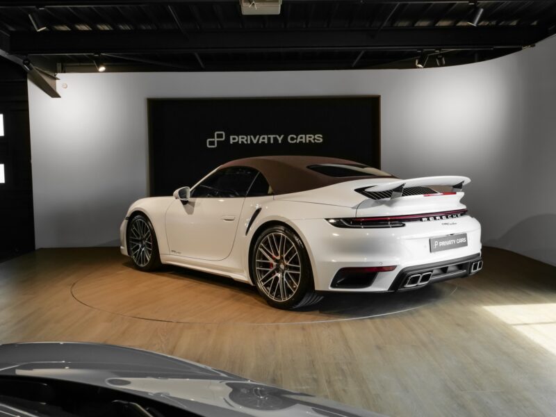 Vue arrière avec aileron et diffuseur – PORSCHE – 992 Turbo Cabriolet – 2020 – Blanc Carrara Métalissée – 22 900 km – 580 ch – Flat 6 bi-turbo – Transmission : Séquentielle – Origine Allemagne  – Privaty Cars – Achat et vente de voitures de luxe d’occasion à La Rochelle