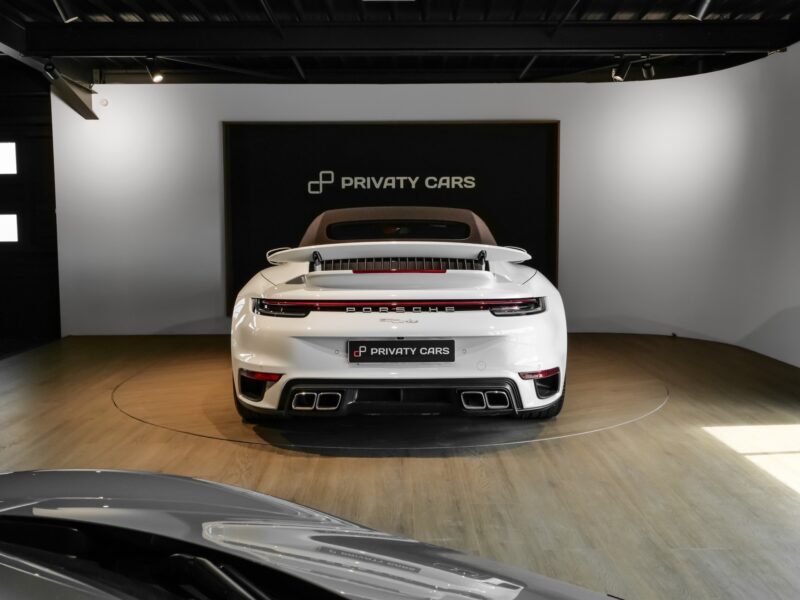 Vue arrière avec double sortie d'échappement – PORSCHE – 992 Turbo Cabriolet – 2020 – Blanc Carrara Métalissée – 22 900 km – 580 ch – Flat 6 bi-turbo – Transmission : Séquentielle – Origine Allemagne  – Privaty Cars – Spécialiste des supercars d’occasion entre Bordeaux et Nantes