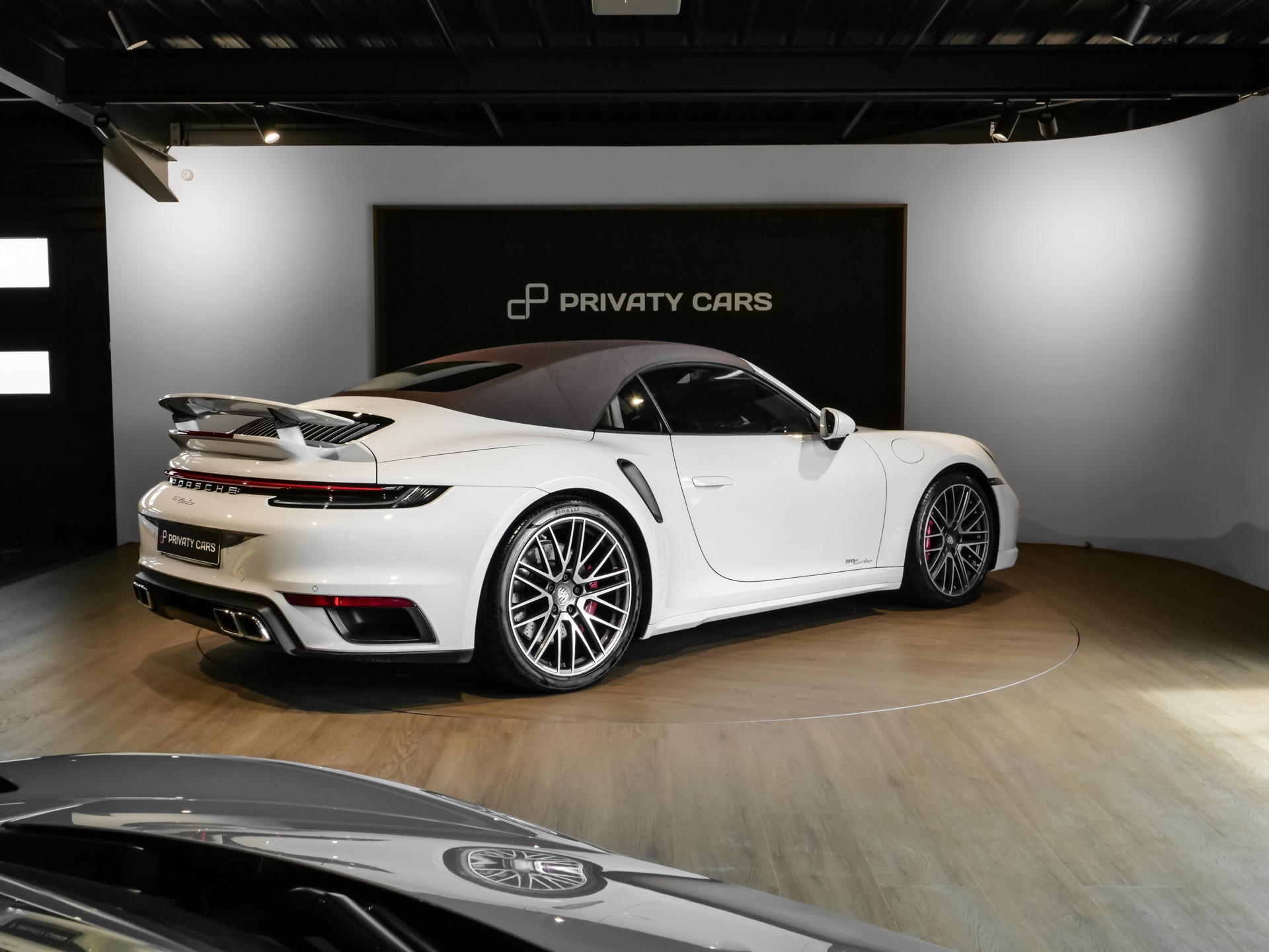 Vue arrière avec aileron et diffuseur – PORSCHE – 992 Turbo Cabriolet – 2020 – Blanc Carrara Métalissée – 22 900 km – 580 ch – Flat 6 bi-turbo – Transmission : Séquentielle – Origine Allemagne  – Privaty Cars – Vente de véhicules d’investissement et de collection en Nouvelle-Aquitaine
