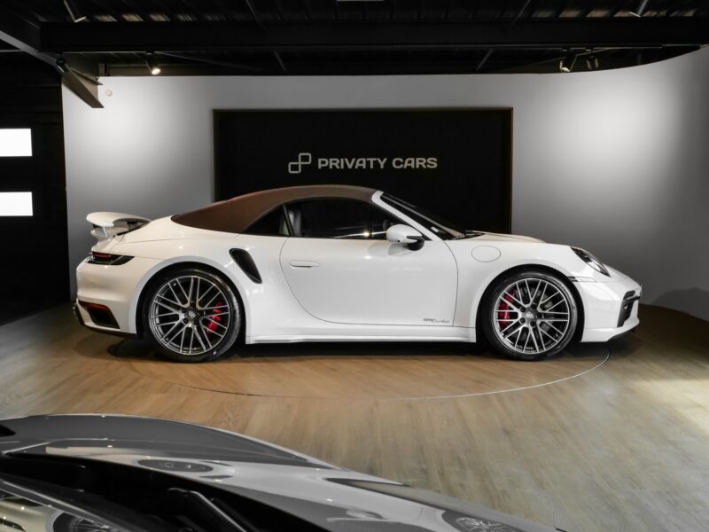 Vue latérale avec toit en toile – PORSCHE – 992 Turbo Cabriolet – 2020 – Blanc Carrara Métalissée – 22 900 km – 580 ch – Flat 6 bi-turbo – Transmission : Séquentielle – Origine Allemagne  – Privaty Cars – Dépôt-vente de véhicules PORSCHE entre Bordeaux et Nantes