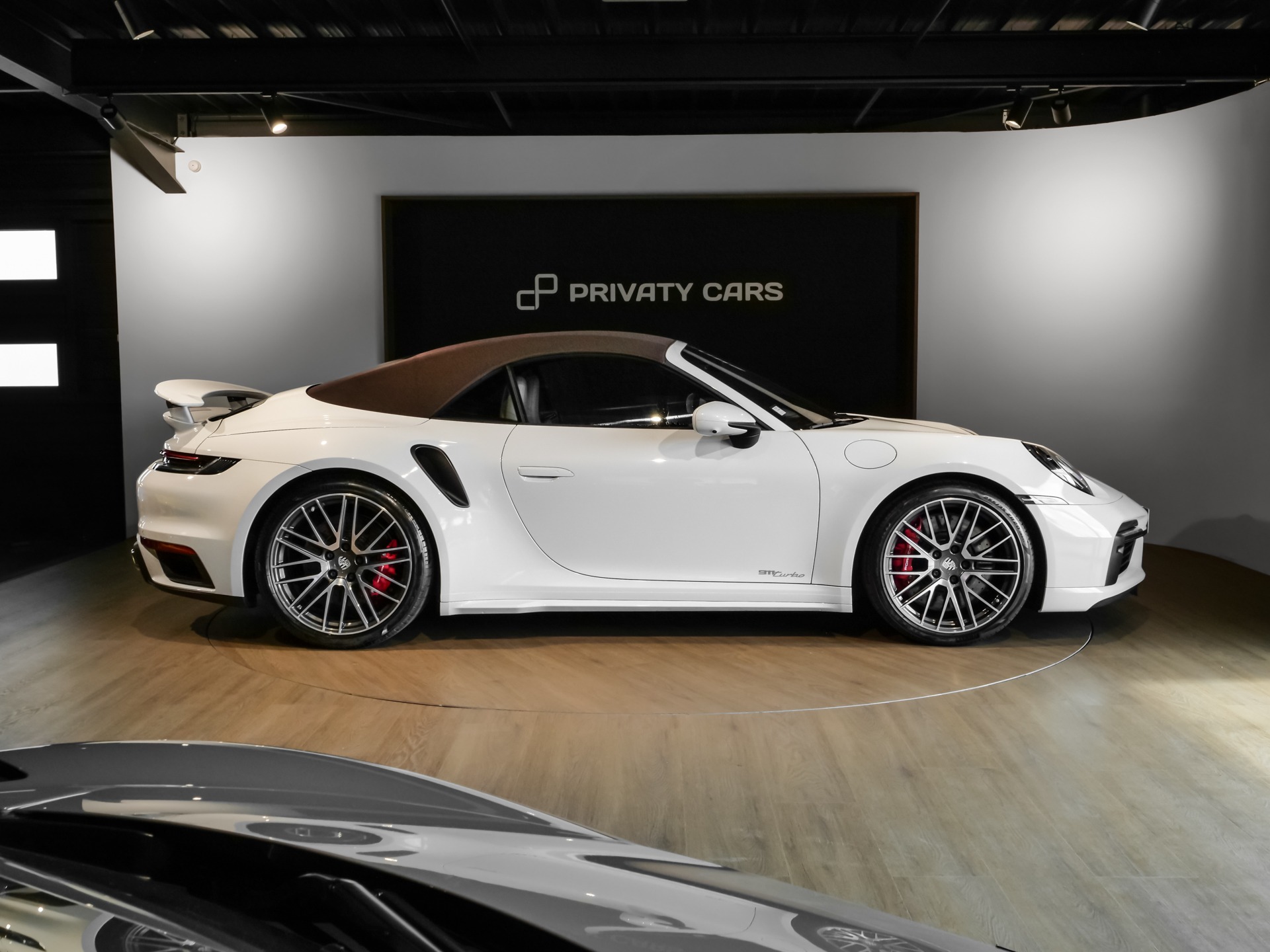 Vue latérale avec toit en toile – PORSCHE – 992 Turbo Cabriolet – 2020 – Blanc Carrara Métalissée – 22 900 km – 580 ch – Flat 6 bi-turbo – Transmission : Séquentielle – Origine Allemagne  – Privaty Cars – Dépôt-vente de véhicules PORSCHE entre Bordeaux et Nantes