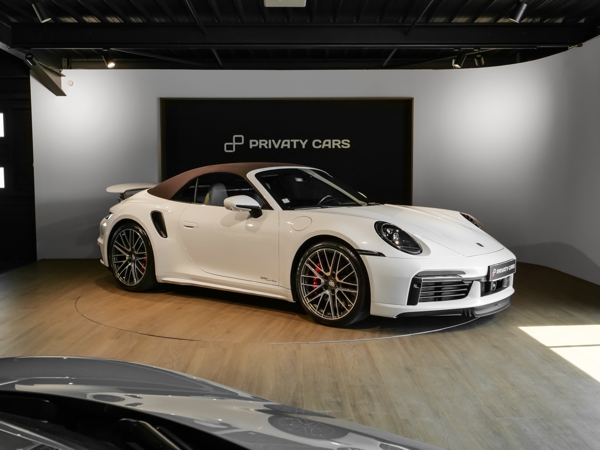 Vue latérale avec toit en toile – PORSCHE – 992 Turbo Cabriolet – 2020 – Blanc Carrara Métalissée – 22 900 km – 580 ch – Flat 6 bi-turbo – Transmission : Séquentielle – Origine Allemagne  – Privaty Cars – Reprise cash de voitures de luxe sans obligation d’achat à La Rochelle