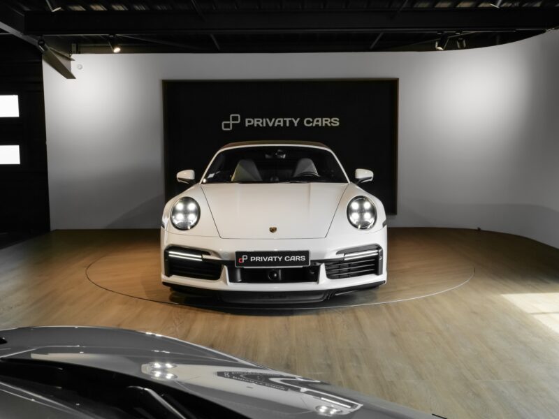 Vue avant avec phares ronds – PORSCHE – 992 Turbo Cabriolet – 2020 – Blanc Carrara Métalissée – 22 900 km – 580 ch – Flat 6 bi-turbo – Transmission : Séquentielle – Origine Allemagne  – Privaty Cars – Sélection de véhicules PORSCHE disponibles proche de Bordeaux