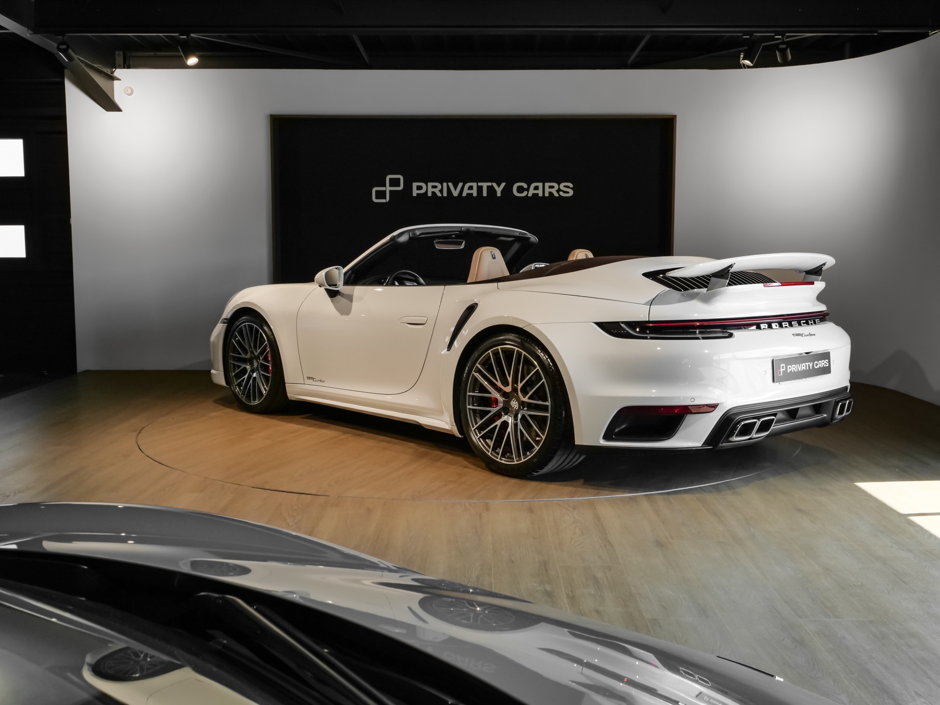 Vue arrière avec aileron et diffuseur – PORSCHE – 992 Turbo Cabriolet – 2020 – Blanc Carrara Métalissée – 22 900 km – 580 ch – Flat 6 bi-turbo – Transmission : Séquentielle – Origine Allemagne  – Privaty Cars – Chasseur de voitures de sport sur mesure en Nouvelle-Aquitaine