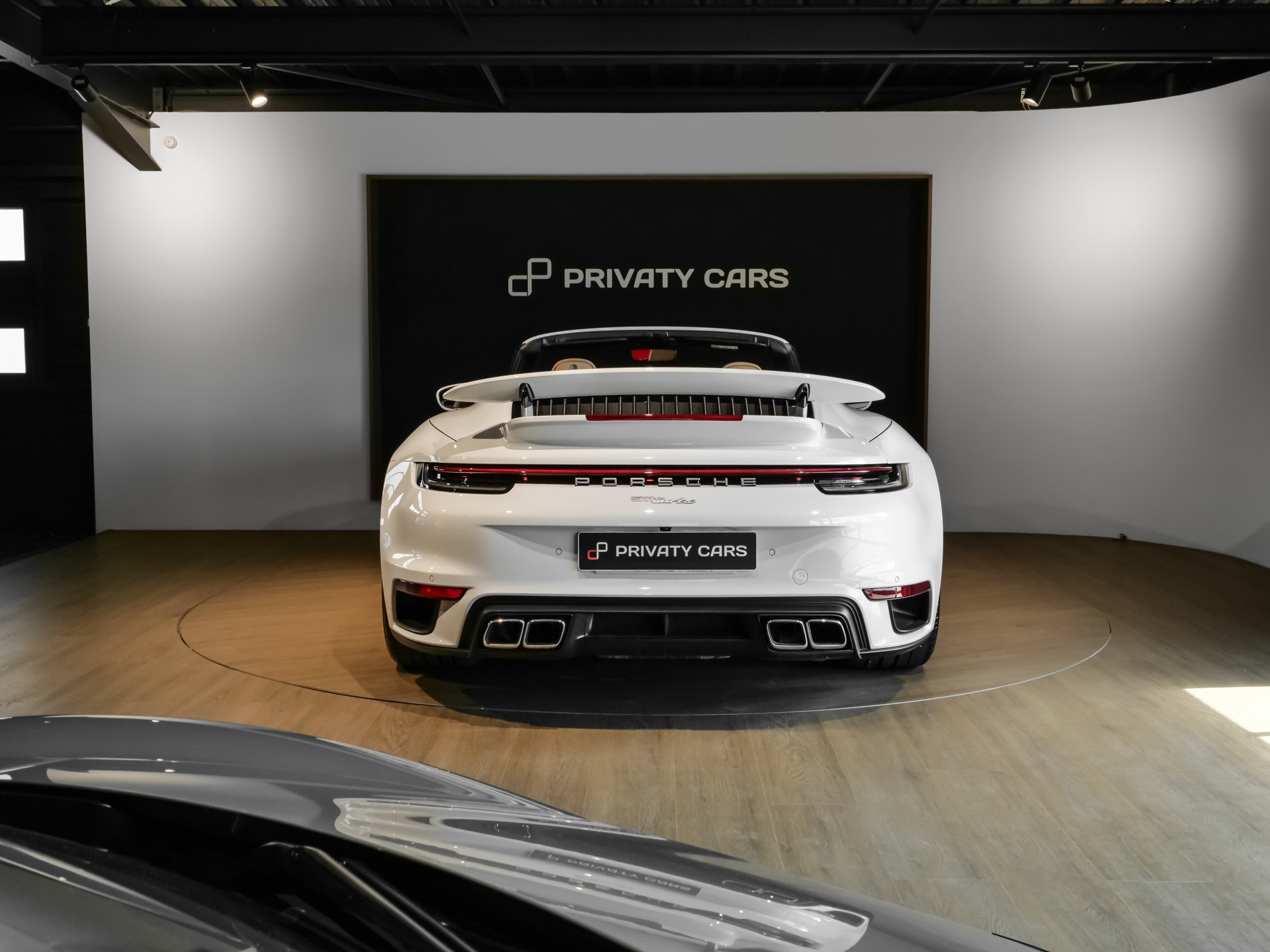 Vue arrière avec aileron déployé – PORSCHE – 992 Turbo Cabriolet – 2020 – Blanc Carrara Métalissée – 22 900 km – 580 ch – Flat 6 bi-turbo – Transmission : Séquentielle – Origine Allemagne  – Privaty Cars – Commerce de voitures de sport luxe et premium entre Bordeaux et Nantes