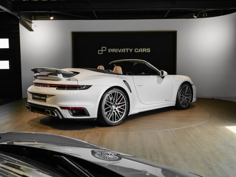 Vue arrière avec aileron et sorties d'échappement – PORSCHE – 992 Turbo Cabriolet – 2020 – Blanc Carrara Métalissée – 22 900 km – 580 ch – Flat 6 bi-turbo – Transmission : Séquentielle – Origine Allemagne  – Privaty Cars – Expert des modèles PORSCHE proche de Nantes