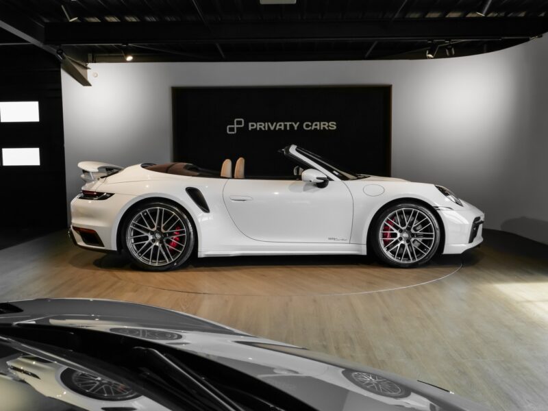 Vue latérale avec toit replié – PORSCHE – 992 Turbo Cabriolet – 2020 – Blanc Carrara Métalissée – 22 900 km – 580 ch – Flat 6 bi-turbo – Transmission : Séquentielle – Origine Allemagne  – Privaty Cars – Spécialiste PORSCHE d’occasion près de Niort