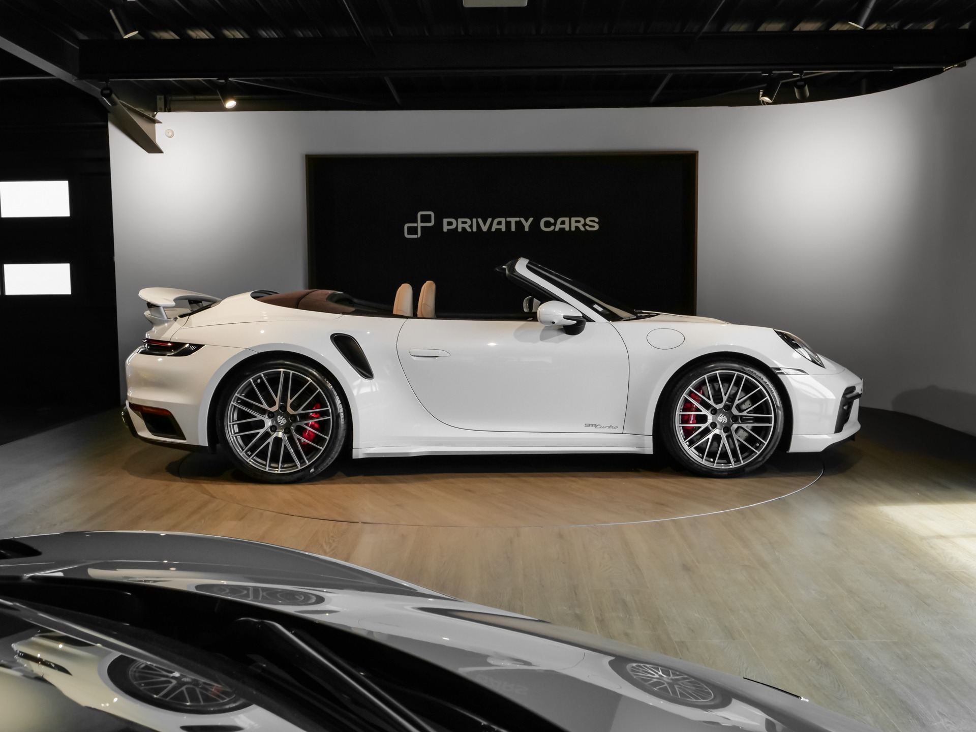 Vue latérale avec toit replié – PORSCHE – 992 Turbo Cabriolet – 2020 – Blanc Carrara Métalissée – 22 900 km – 580 ch – Flat 6 bi-turbo – Transmission : Séquentielle – Origine Allemagne  – Privaty Cars – Spécialiste PORSCHE d’occasion près de Niort
