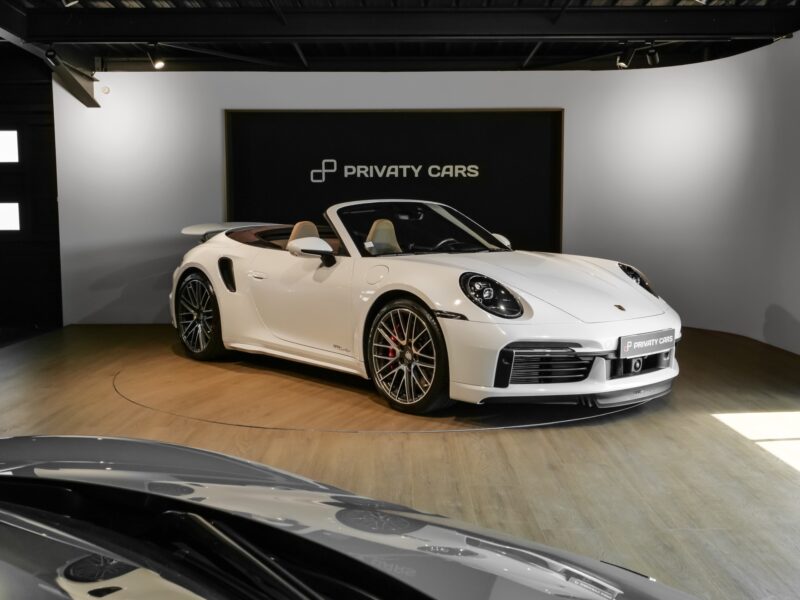 Vue latérale avec toit replié – PORSCHE – 992 Turbo Cabriolet – 2020 – Blanc Carrara Métalissée – 22 900 km – 580 ch – Flat 6 bi-turbo – Transmission : Séquentielle – Origine Allemagne  – Privaty Cars – Dépôt-vente de voitures de sport et véhicules d’exception près de Poitiers