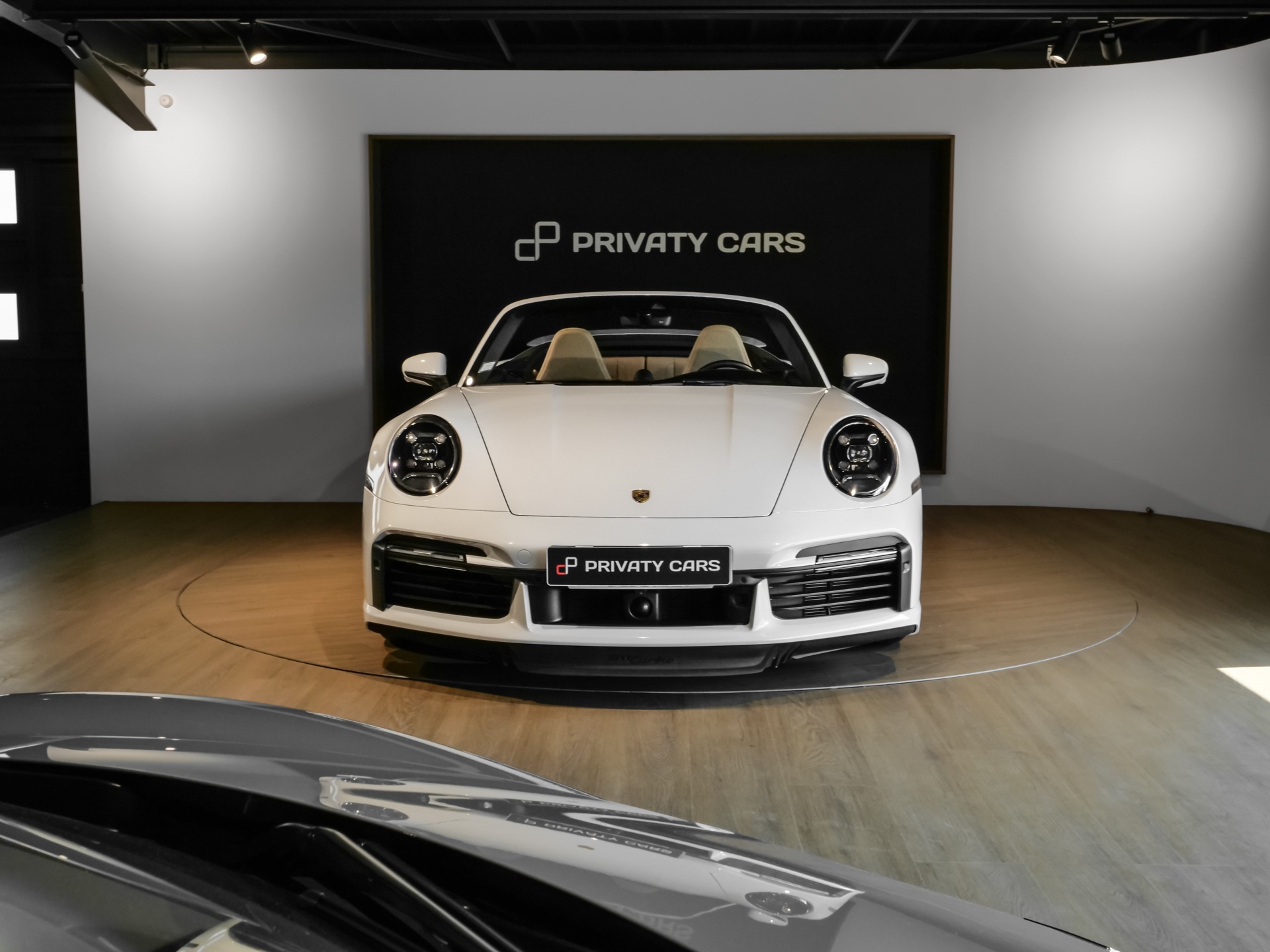 Vue avant avec phares ronds – PORSCHE – 992 Turbo Cabriolet – 2020 – Blanc Carrara Métalissée – 22 900 km – 580 ch – Flat 6 bi-turbo – Transmission : Séquentielle – Origine Allemagne  – Privaty Cars – Spécialiste des voitures de sport d’occasion près de Niort