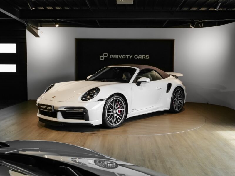 Vue avant avec phares distinctifs – PORSCHE – 992 Turbo Cabriolet – 2020 – Blanc Carrara Métalissée – 22 900 km – 580 ch – Flat 6 bi-turbo – Transmission : Séquentielle – Origine Allemagne  – Privaty Cars – Achat et vente de véhicules PORSCHE d’occasion près de Poitiers