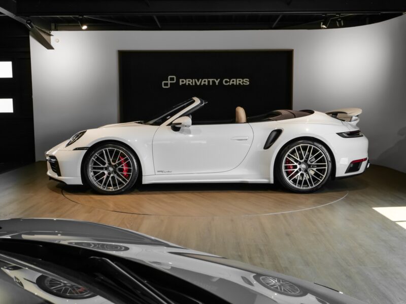 Vue latérale avec jantes sportives – PORSCHE – 992 Turbo Cabriolet – 2020 – Blanc Carrara Métalissée – 22 900 km – 580 ch – Flat 6 bi-turbo – Transmission : Séquentielle – Origine Allemagne  – Privaty Cars – Achat et vente de véhicules PORSCHE d’occasion à 2 heures de Paris en TGV