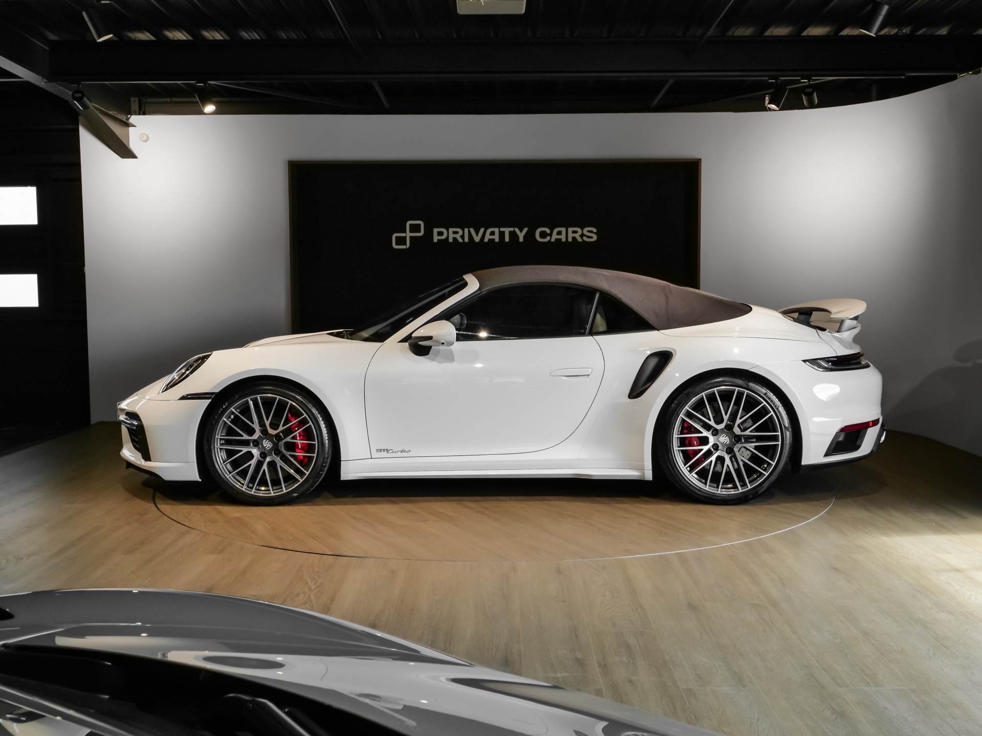 Vue latérale avec toit replié – PORSCHE – 992 Turbo Cabriolet – 2020 – Blanc Carrara Métalissée – 22 900 km – 580 ch – Flat 6 bi-turbo – Transmission : Séquentielle – Origine Allemagne  – Privaty Cars – Reprise cash de voitures de luxe sans obligation d’achat en Nouvelle-Aquitaine