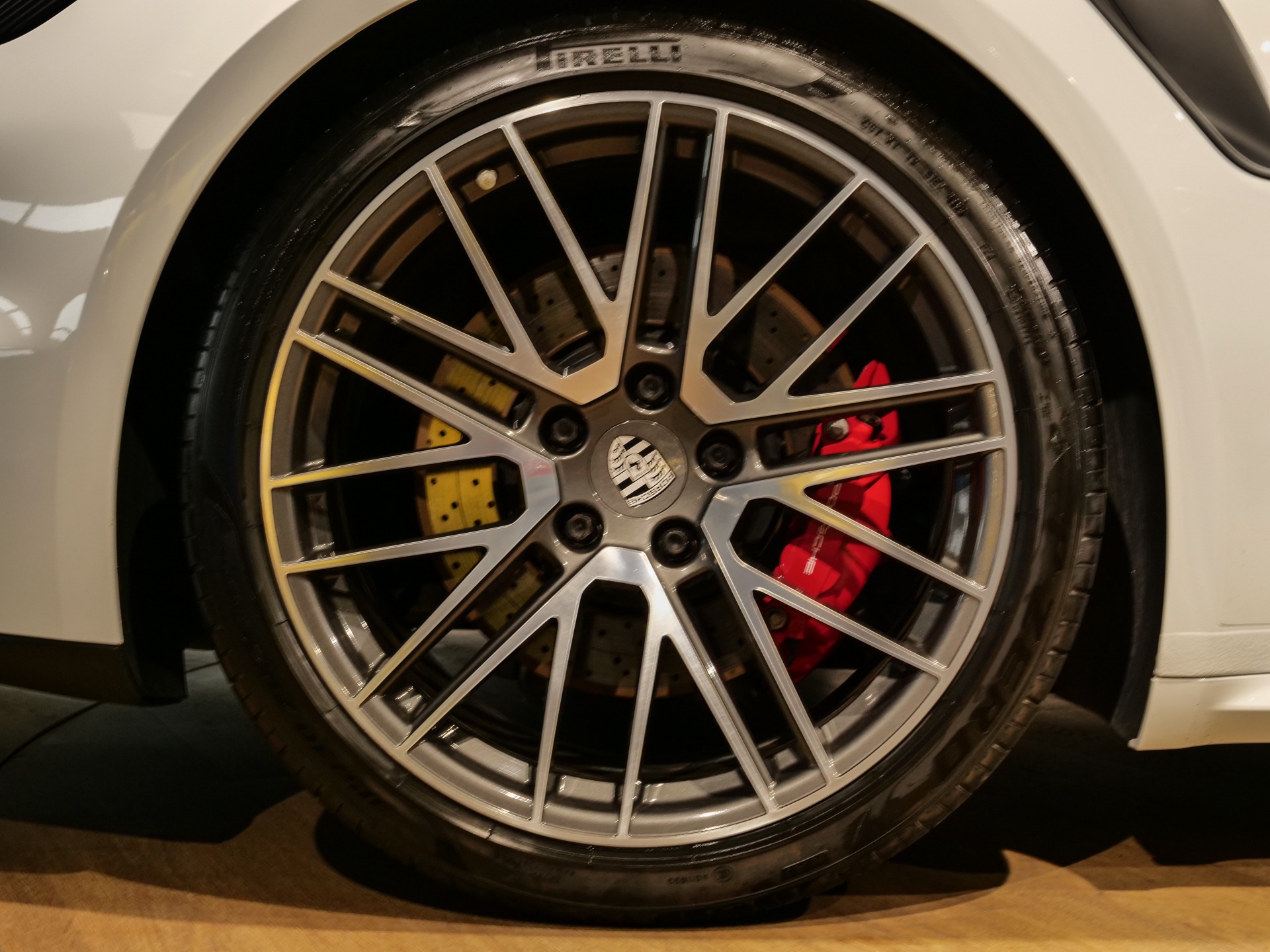 Jantes – PORSCHE – 992 Turbo Cabriolet – 2020 – Blanc Carrara Métalissée – 22 900 km – 580 ch – Flat 6 bi-turbo – Transmission : Séquentielle – Origine Allemagne  – Privaty Cars – Expert des voitures de prestige d’occasion près de Poitiers