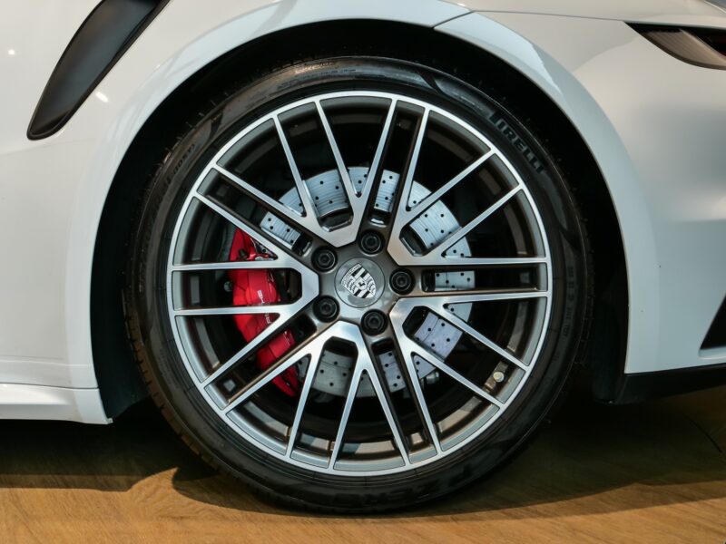 Jantes – PORSCHE – 992 Turbo Cabriolet – 2020 – Blanc Carrara Métalissée – 22 900 km – 580 ch – Flat 6 bi-turbo – Transmission : Séquentielle – Origine Allemagne  – Privaty Cars – Courtage automobile PORSCHE entre Bordeaux et Nantes