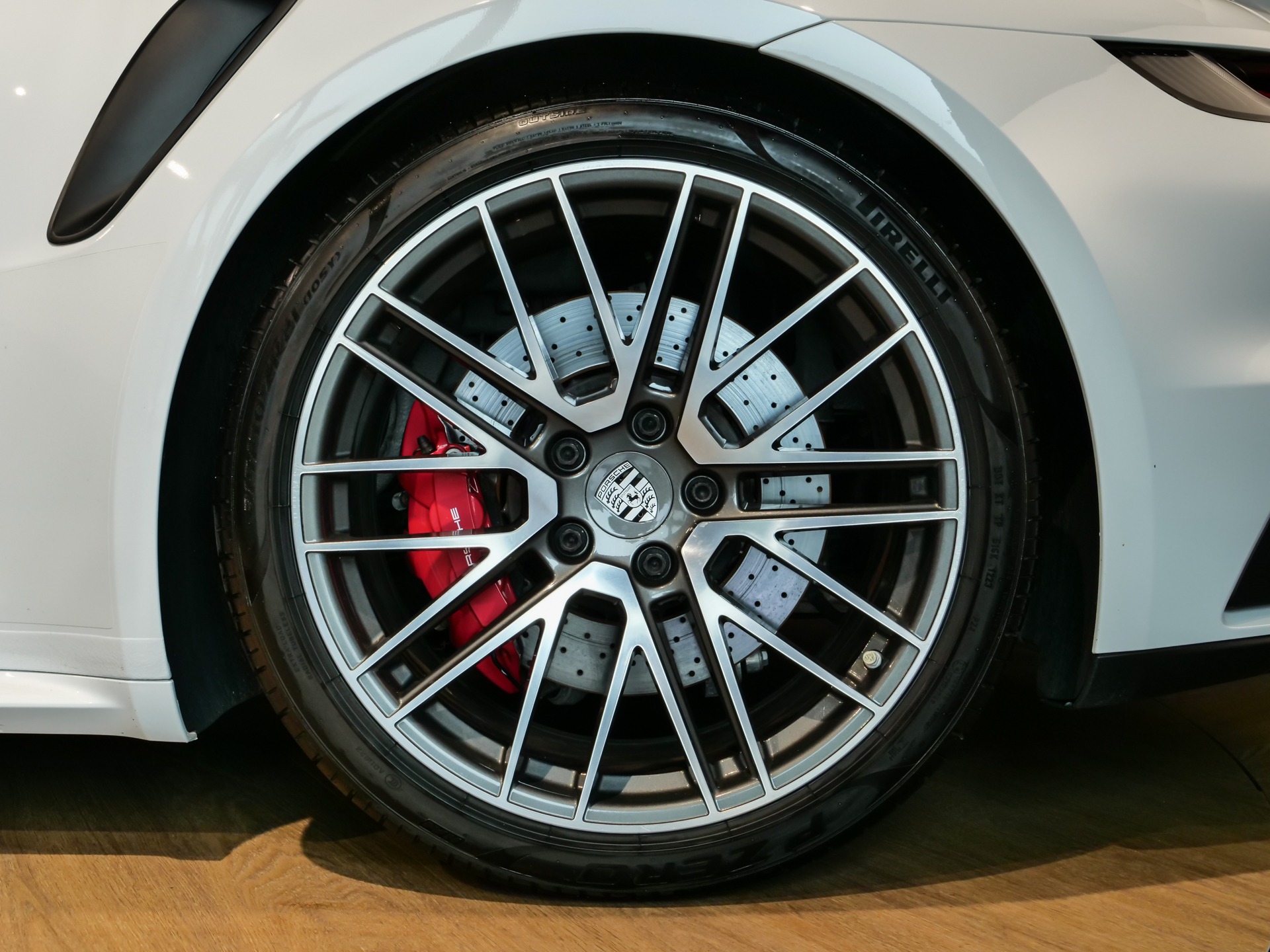 Jantes – PORSCHE – 992 Turbo Cabriolet – 2020 – Blanc Carrara Métalissée – 22 900 km – 580 ch – Flat 6 bi-turbo – Transmission : Séquentielle – Origine Allemagne  – Privaty Cars – Courtage automobile PORSCHE entre Bordeaux et Nantes