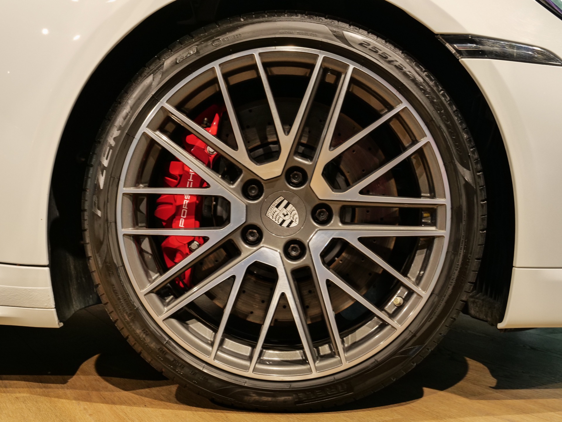 Jantes – PORSCHE – 992 Turbo Cabriolet – 2020 – Blanc Carrara Métalissée – 22 900 km – 580 ch – Flat 6 bi-turbo – Transmission : Séquentielle – Origine Allemagne  – Privaty Cars – Recherche personnalisée de voitures de sport d’occasion près de Poitiers