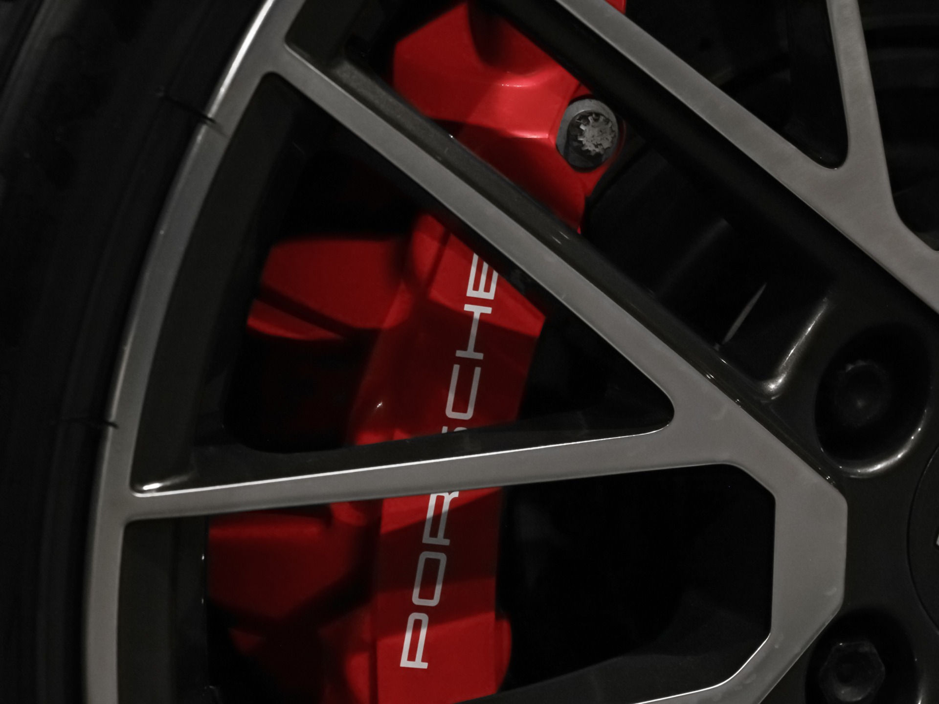 Jantes avec étriers de frein rouges – PORSCHE – 992 Turbo Cabriolet – 2020 – Blanc Carrara Métalissée – 22 900 km – 580 ch – Flat 6 bi-turbo – Transmission : Séquentielle – Origine Allemagne  – Privaty Cars – Achat et vente de supercars d’occasion proche de Bordeaux