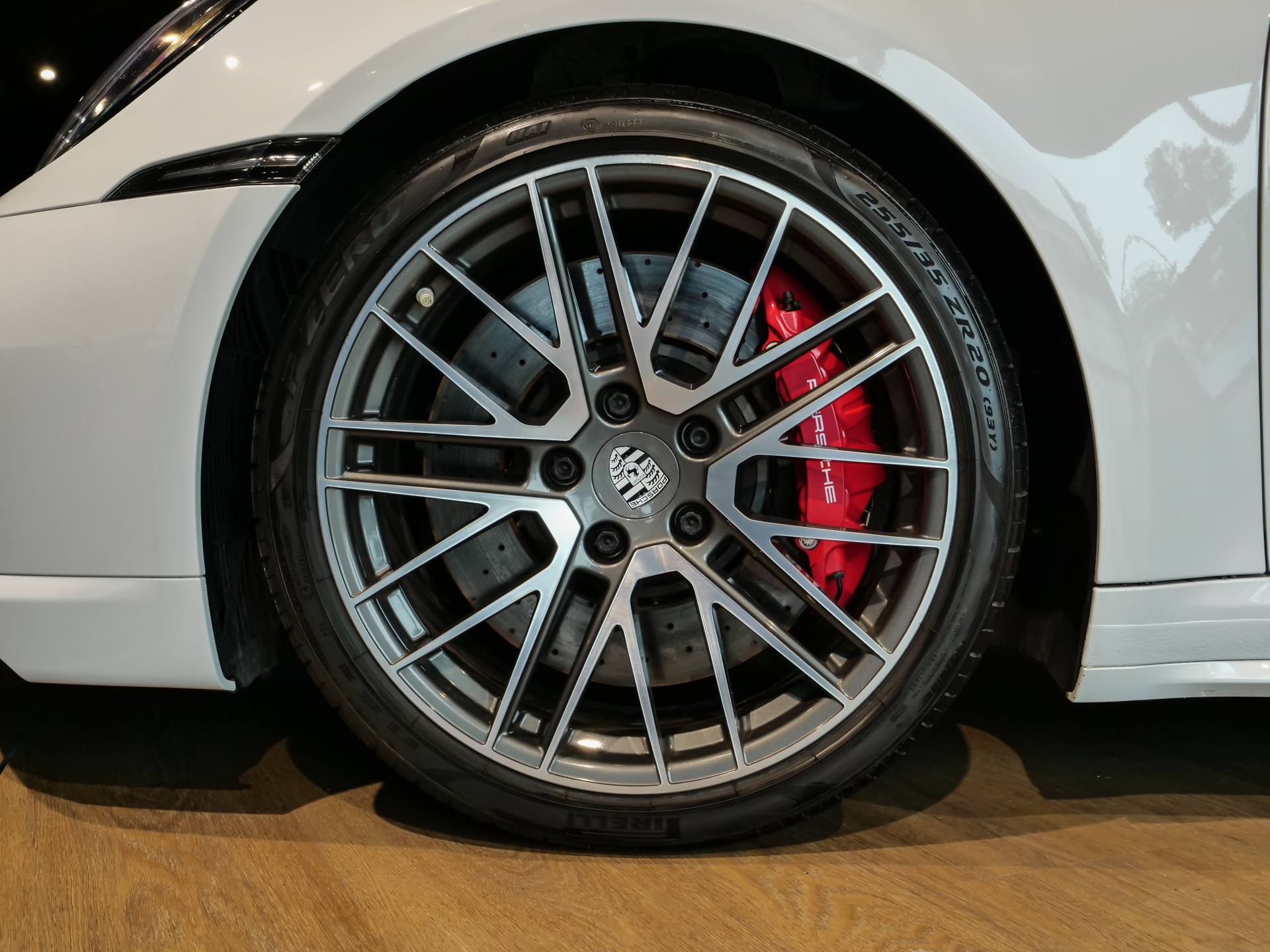 Jantes avec étriers de frein rouges – PORSCHE – 992 Turbo Cabriolet – 2020 – Blanc Carrara Métalissée – 22 900 km – 580 ch – Flat 6 bi-turbo – Transmission : Séquentielle – Origine Allemagne  – Privaty Cars – Achat et vente de voitures de luxe d’occasion à 2 heures de Paris en TGV
