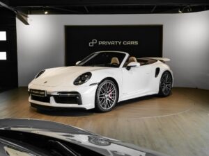 À vendre – PORSCHE – 992 Turbo Cabriolet – 2020 – Blanc Carrara Métalissée – 22 900 km – 580 ch – Flat 6 bi-turbo – Transmission : Séquentielle – Photo principale – Origine Allemagne  – Privaty Cars – Expert des sportives d’occasion haut de gamme en Nouvelle-Aquitaine