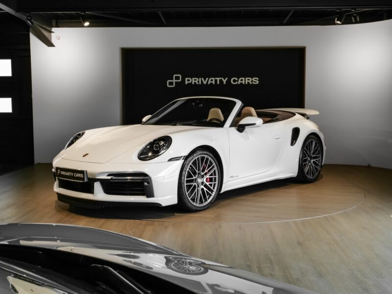 À vendre – PORSCHE – 992 Turbo Cabriolet – 2020 – Blanc Carrara Métalissée – 22 900 km – 580 ch – Flat 6 bi-turbo – Transmission : Séquentielle – Photo principale – Origine Allemagne  – Privaty Cars – Expert des sportives d’occasion haut de gamme en Nouvelle-Aquitaine