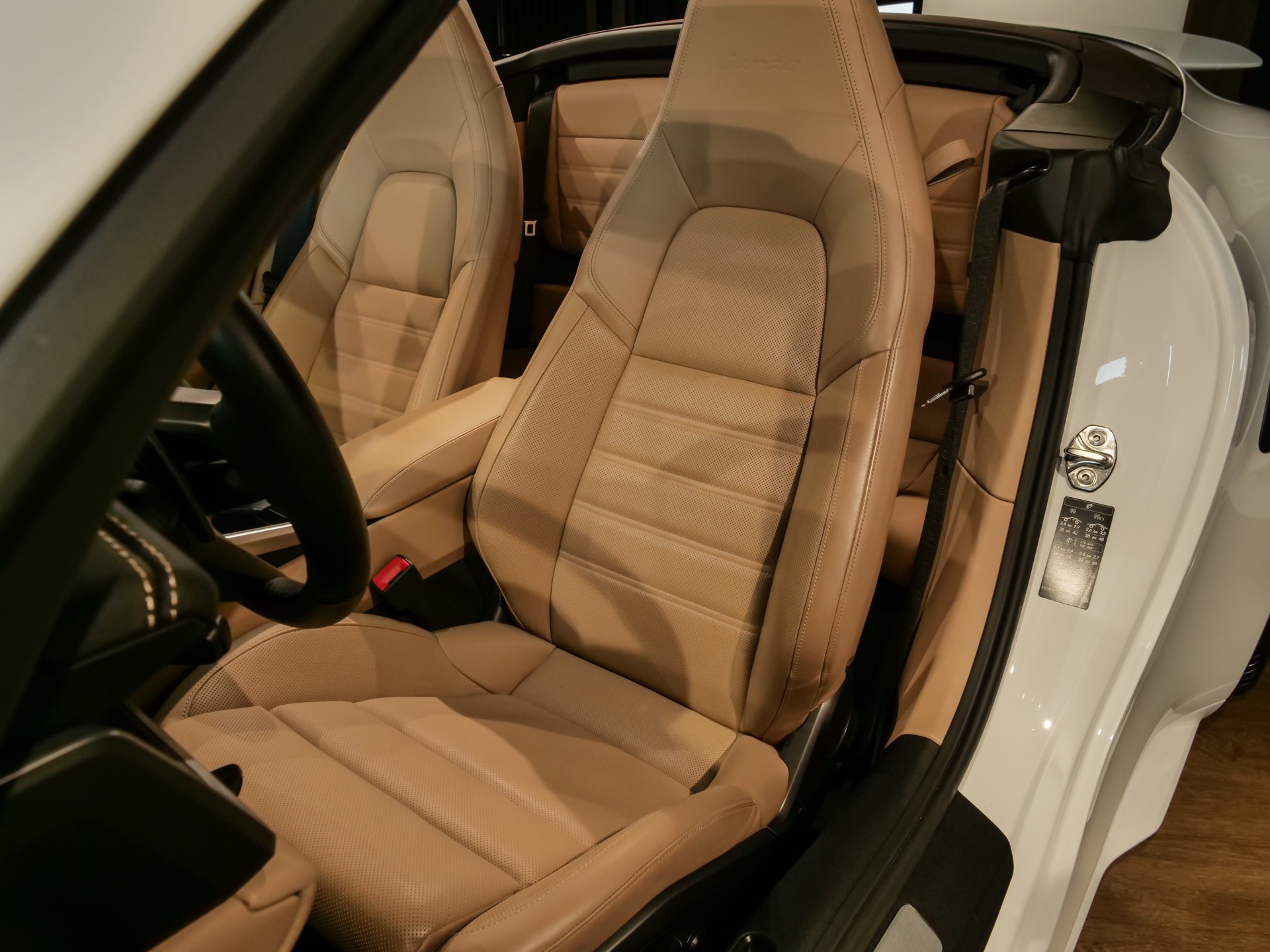 Sièges en cuir beige – PORSCHE – 992 Turbo Cabriolet – 2020 – Blanc Carrara Métalissée – 22 900 km – 580 ch – Flat 6 bi-turbo – Transmission : Séquentielle – Origine Allemagne  – Privaty Cars – Spécialiste des supercars d’occasion en Charente-Maritime