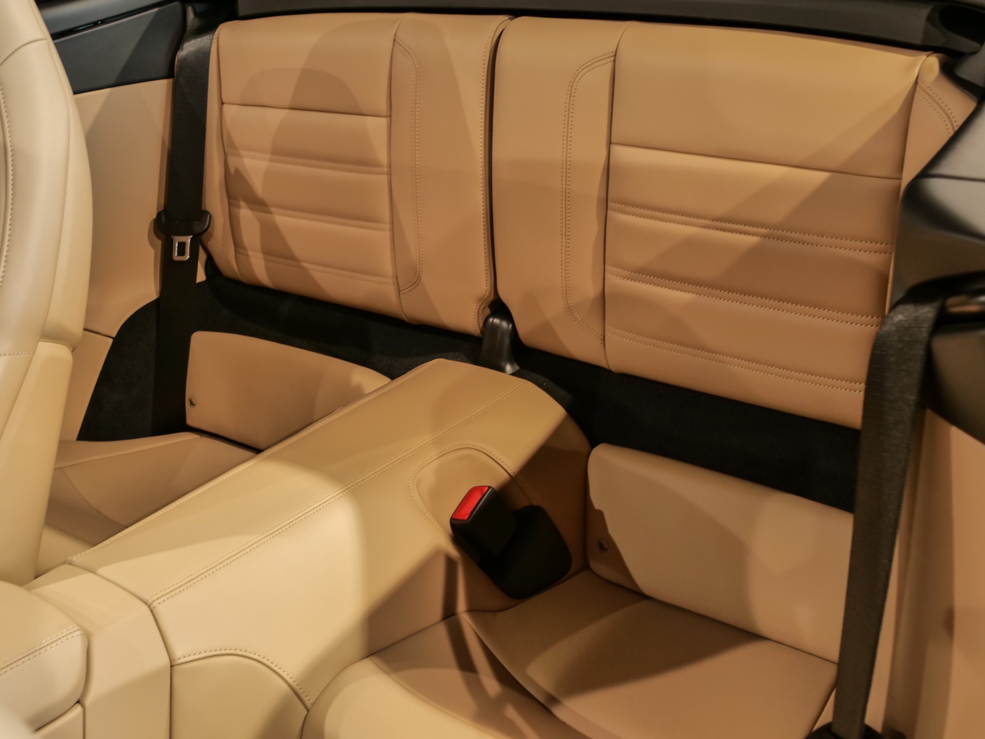 Sièges – PORSCHE – 992 Turbo Cabriolet – 2020 – Blanc Carrara Métalissée – 22 900 km – 580 ch – Flat 6 bi-turbo – Transmission : Séquentielle – Origine Allemagne  – Privaty Cars – Service de courtage et recherche automobile premium proche de Bordeaux