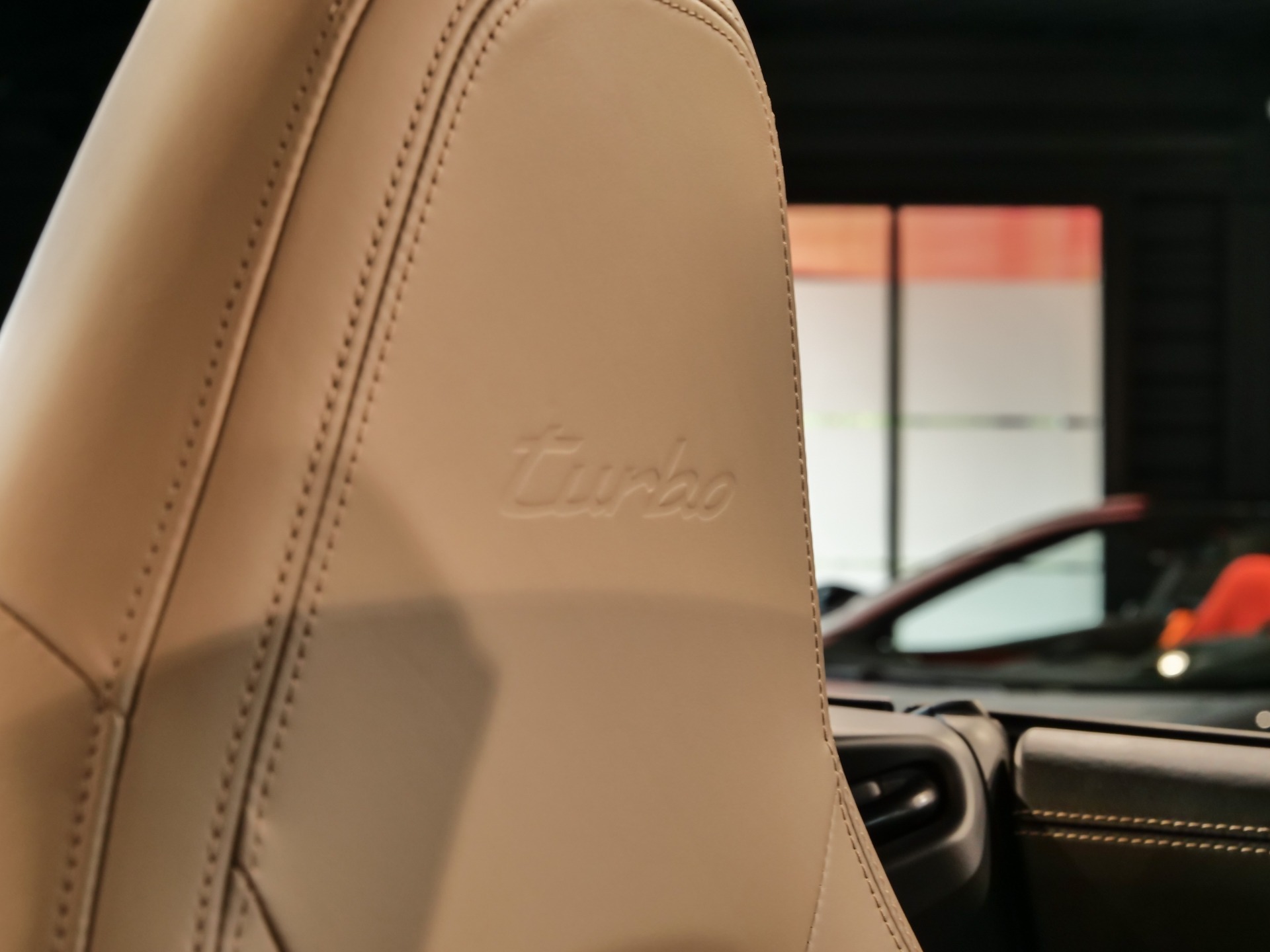 Sièges – PORSCHE – 992 Turbo Cabriolet – 2020 – Blanc Carrara Métalissée – 22 900 km – 580 ch – Flat 6 bi-turbo – Transmission : Séquentielle – Origine Allemagne  – Privaty Cars – Expert des voitures de prestige d’occasion en Nouvelle-Aquitaine