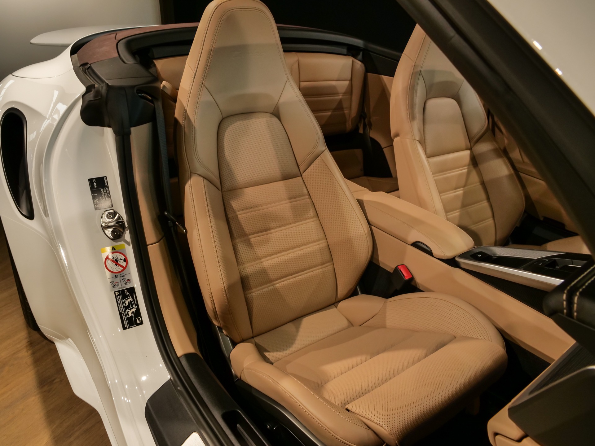 Sièges – PORSCHE – 992 Turbo Cabriolet – 2020 – Blanc Carrara Métalissée – 22 900 km – 580 ch – Flat 6 bi-turbo – Transmission : Séquentielle – Origine Allemagne  – Privaty Cars – Expertise et vente de modèles Super Sport en Nouvelle-Aquitaine