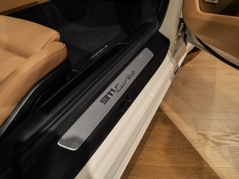 Seuil de porte avec inscription – PORSCHE – 992 Turbo Cabriolet – 2020 – Blanc Carrara Métalissée – 22 900 km – 580 ch – Flat 6 bi-turbo – Transmission : Séquentielle – Origine Allemagne  – Privaty Cars – Conciergerie automobile pour véhicules de sport entre Bordeaux et Nantes