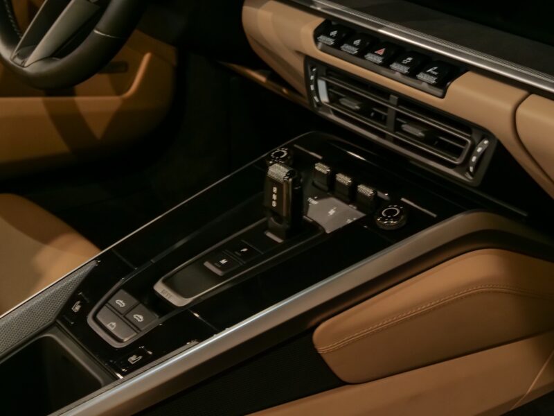 Tableau de bord – PORSCHE – 992 Turbo Cabriolet – 2020 – Blanc Carrara Métalissée – 22 900 km – 580 ch – Flat 6 bi-turbo – Transmission : Séquentielle – Origine Allemagne  – Privaty Cars – Sélection de véhicules PORSCHE disponibles en Nouvelle-Aquitaine
