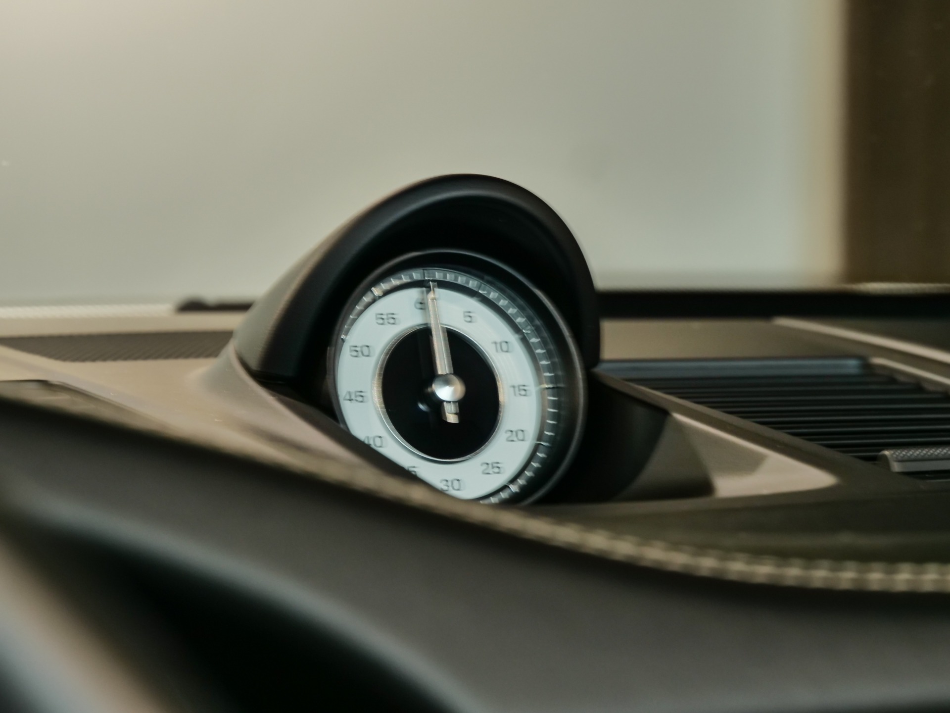 Compteur de vitesse central – PORSCHE – 992 Turbo Cabriolet – 2020 – Blanc Carrara Métalissée – 22 900 km – 580 ch – Flat 6 bi-turbo – Transmission : Séquentielle – Origine Allemagne  – Privaty Cars – Véhicules de sport et de luxe d’occasion près de Niort