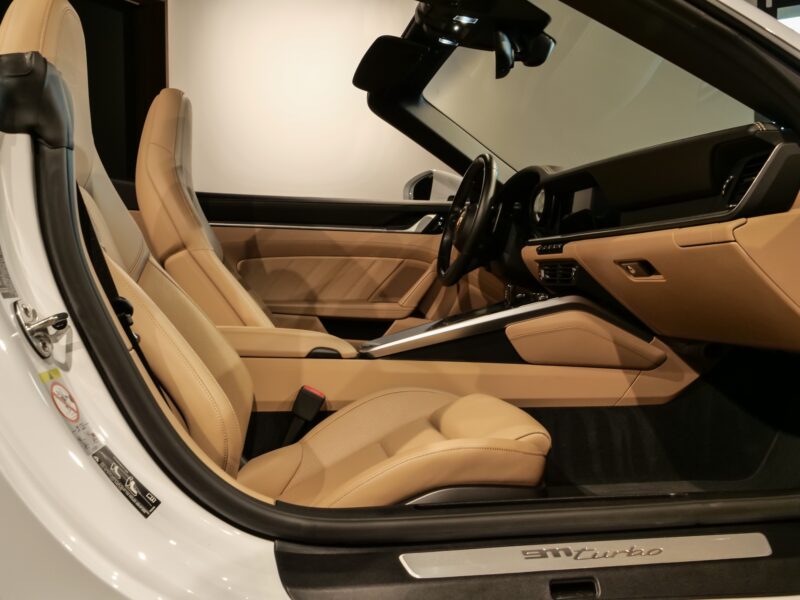 Sièges en cuir beige – PORSCHE – 992 Turbo Cabriolet – 2020 – Blanc Carrara Métalissée – 22 900 km – 580 ch – Flat 6 bi-turbo – Transmission : Séquentielle – Origine Allemagne  – Privaty Cars – Dépôt-vente sécurisé de véhicules de prestige en Nouvelle-Aquitaine