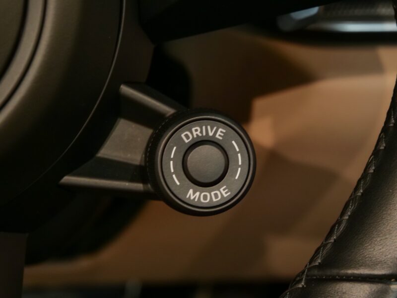Bouton de sélection de mode – PORSCHE – 992 Turbo Cabriolet – 2020 – Blanc Carrara Métalissée – 22 900 km – 580 ch – Flat 6 bi-turbo – Transmission : Séquentielle – Origine Allemagne  – Privaty Cars – Conciergerie automobile pour véhicules de sport près de Poitiers