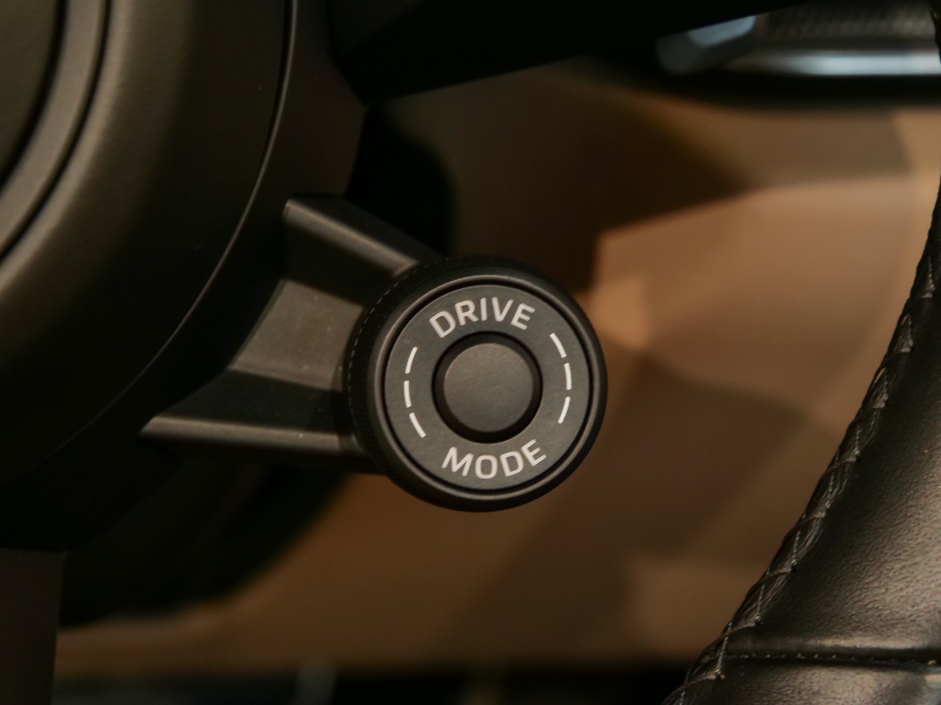 Bouton de sélection de mode – PORSCHE – 992 Turbo Cabriolet – 2020 – Blanc Carrara Métalissée – 22 900 km – 580 ch – Flat 6 bi-turbo – Transmission : Séquentielle – Origine Allemagne  – Privaty Cars – Conciergerie automobile pour véhicules de sport près de Poitiers