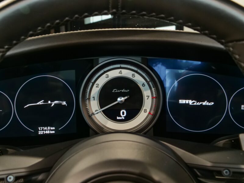 Volant – PORSCHE – 992 Turbo Cabriolet – 2020 – Blanc Carrara Métalissée – 22 900 km – 580 ch – Flat 6 bi-turbo – Transmission : Séquentielle – Origine Allemagne  – Privaty Cars – Rachat express de supercars et hypercars près de Poitiers