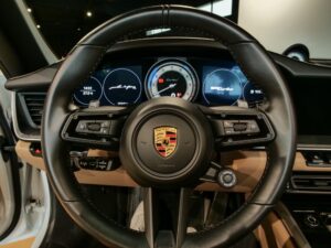 Volant – PORSCHE – 992 Turbo Cabriolet – 2020 – Blanc Carrara Métalissée – 22 900 km – 580 ch – Flat 6 bi-turbo – Transmission : Séquentielle – Origine Allemagne  – Privaty Cars – Importation de véhicules de prestige et sportifs proche de Bordeaux