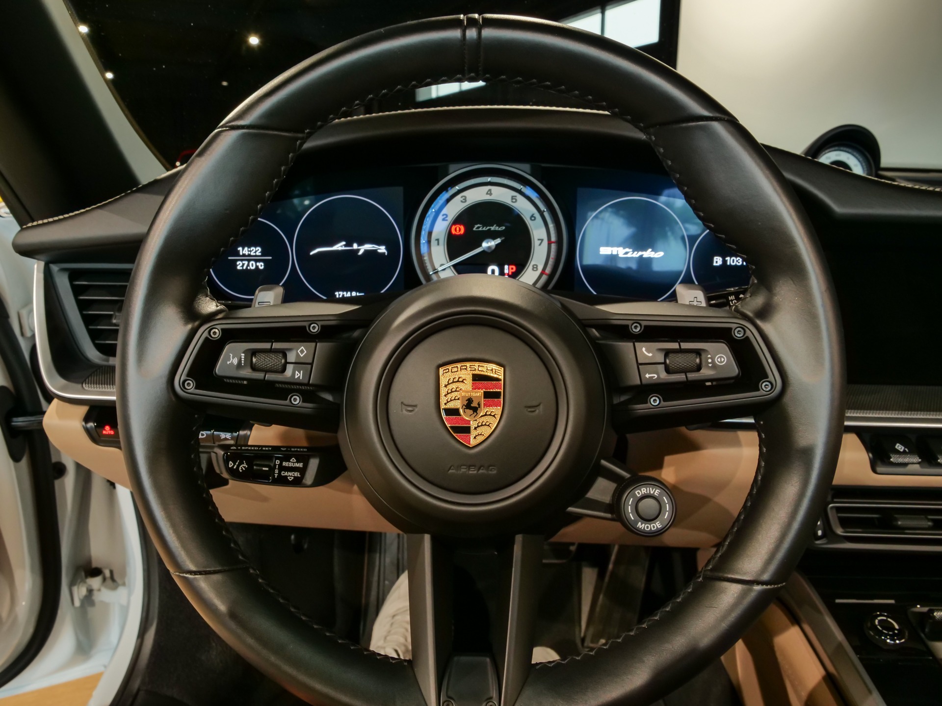 Volant – PORSCHE – 992 Turbo Cabriolet – 2020 – Blanc Carrara Métalissée – 22 900 km – 580 ch – Flat 6 bi-turbo – Transmission : Séquentielle – Origine Allemagne  – Privaty Cars – Importation de véhicules de prestige et sportifs proche de Bordeaux