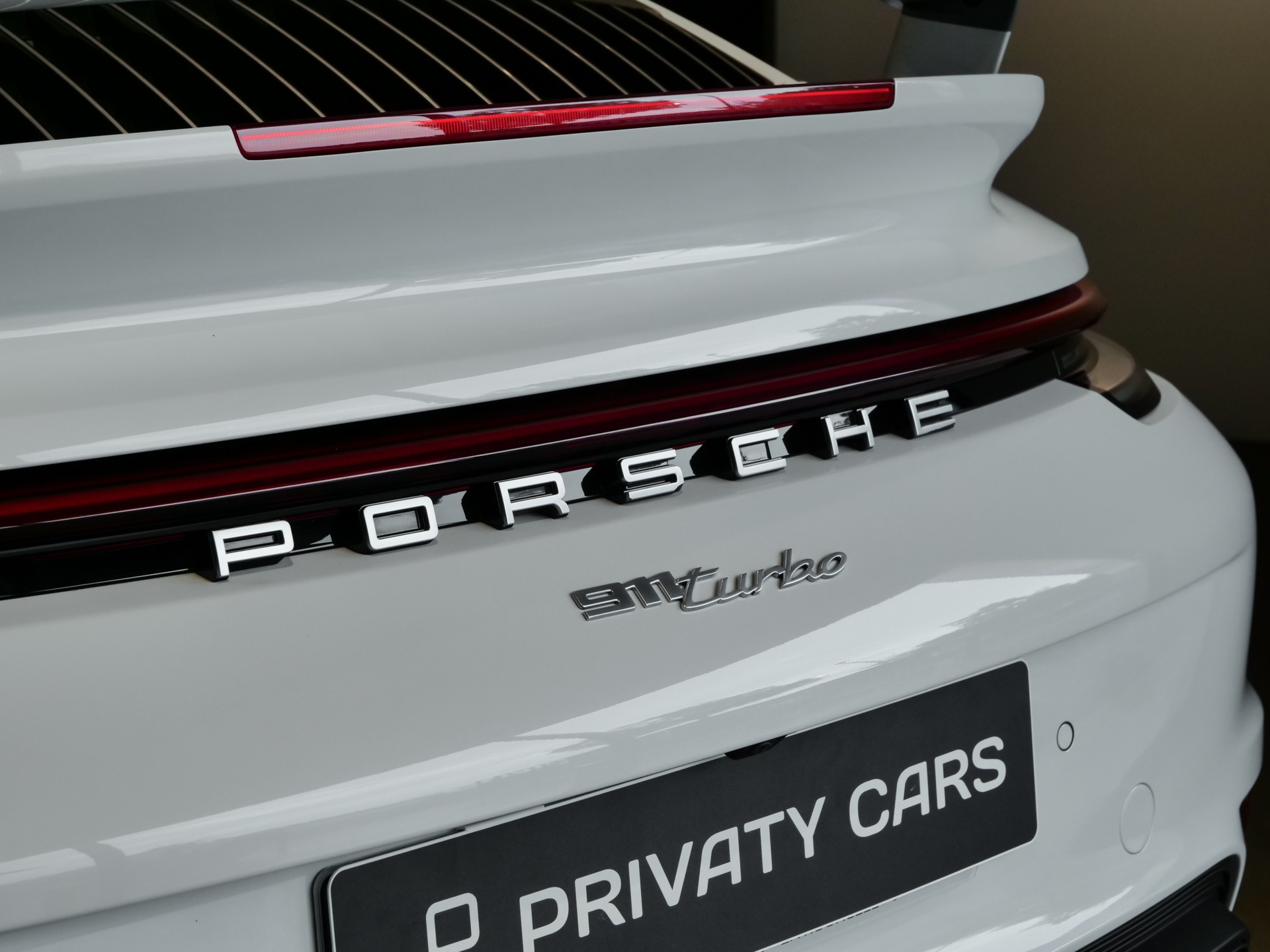 À vendre – PORSCHE – 992 Turbo Cabriolet – 2020 – Blanc Carrara Métalissée – 22 900 km – 580 ch – Flat 6 bi-turbo – Transmission : Séquentielle – Vue principale – Origine Allemagne  – Privaty Cars – Showroom de voitures de sport haut de gamme près de Poitiers