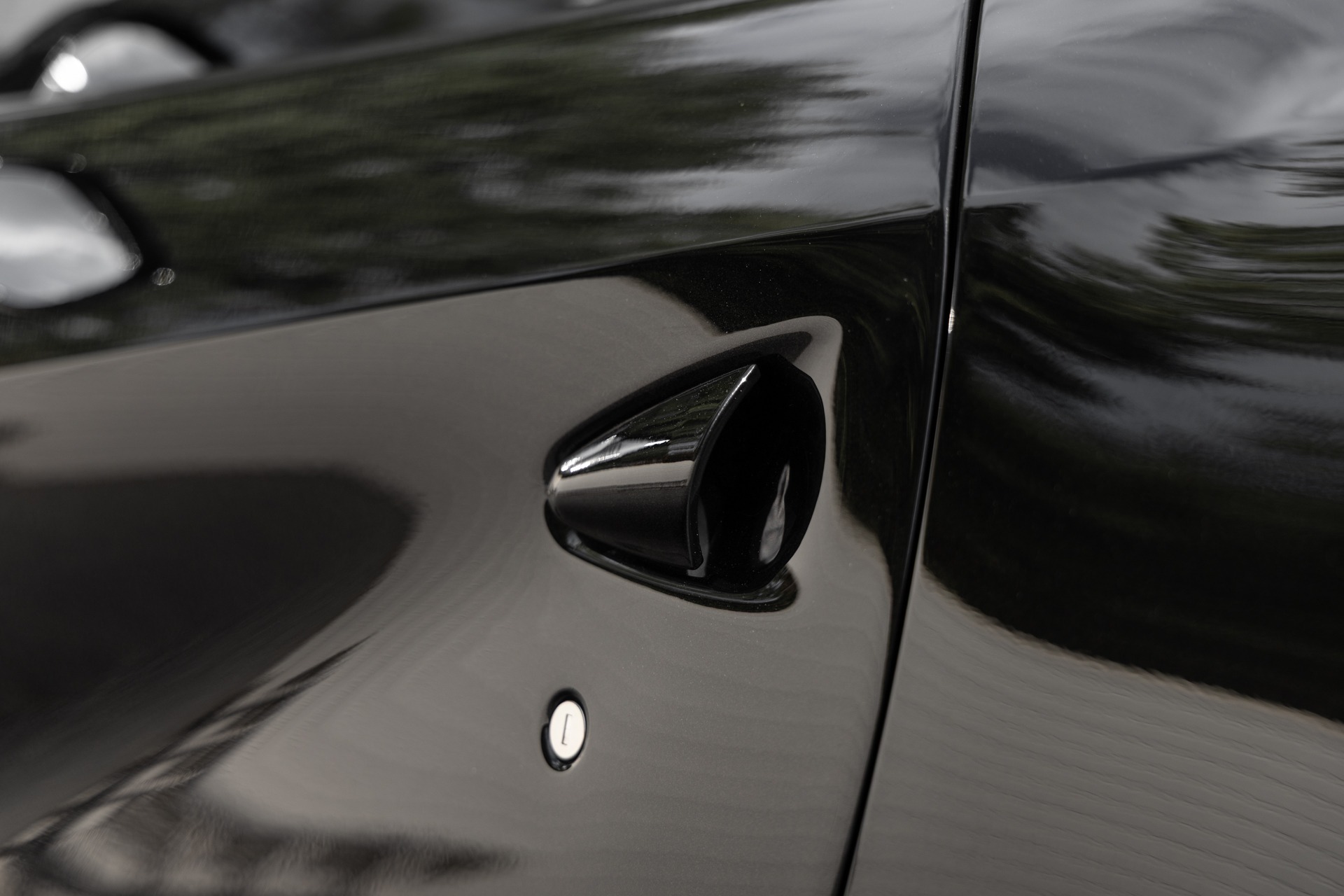 Rétroviseur latéral intégré – FERRARI – 812 Superfast – 2018 – Nero Daytona – 15 900 km – 800 ch – V12 Atmo – Transmission : Sequentielle – Origine France – Privaty Cars – Dépôt-vente de véhicules FERRARI à La Rochelle