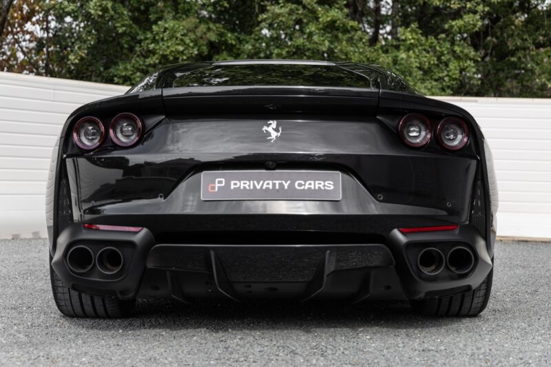Phares arrière ronds avec feux LED – FERRARI – 812 Superfast – 2018 – Nero Daytona – 15 900 km – 800 ch – V12 Atmo – Transmission : Sequentielle – Origine France – Privaty Cars – Sélection de véhicules FERRARI disponibles proche de Bordeaux