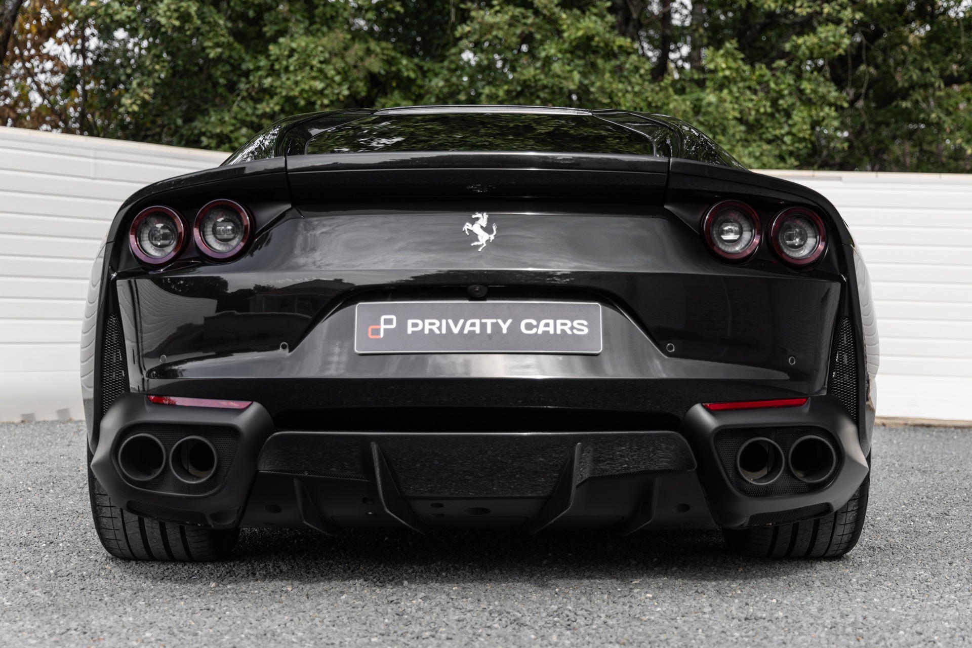 Phares arrière ronds avec feux LED – FERRARI – 812 Superfast – 2018 – Nero Daytona – 15 900 km – 800 ch – V12 Atmo – Transmission : Sequentielle – Origine France – Privaty Cars – Sélection de véhicules FERRARI disponibles proche de Bordeaux