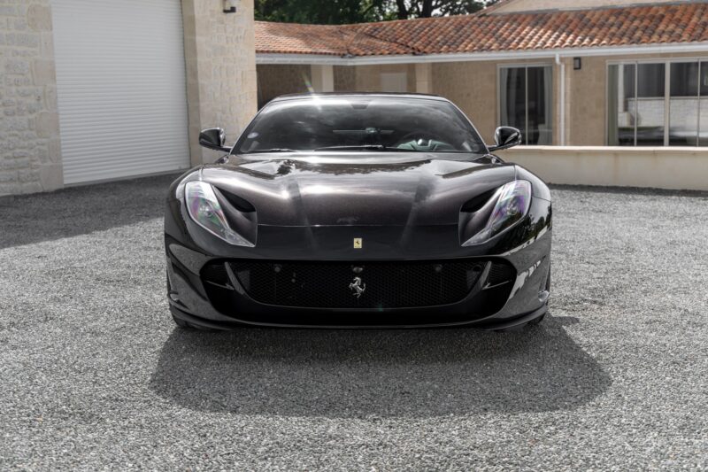 Vue avant avec calandre sportive – FERRARI – 812 Superfast – 2018 – Nero Daytona – 15 900 km – 800 ch – V12 Atmo – Transmission : Sequentielle – Origine France – Privaty Cars – Dépôt-vente sécurisé de véhicules de prestige à 2 heures de Paris en TGV