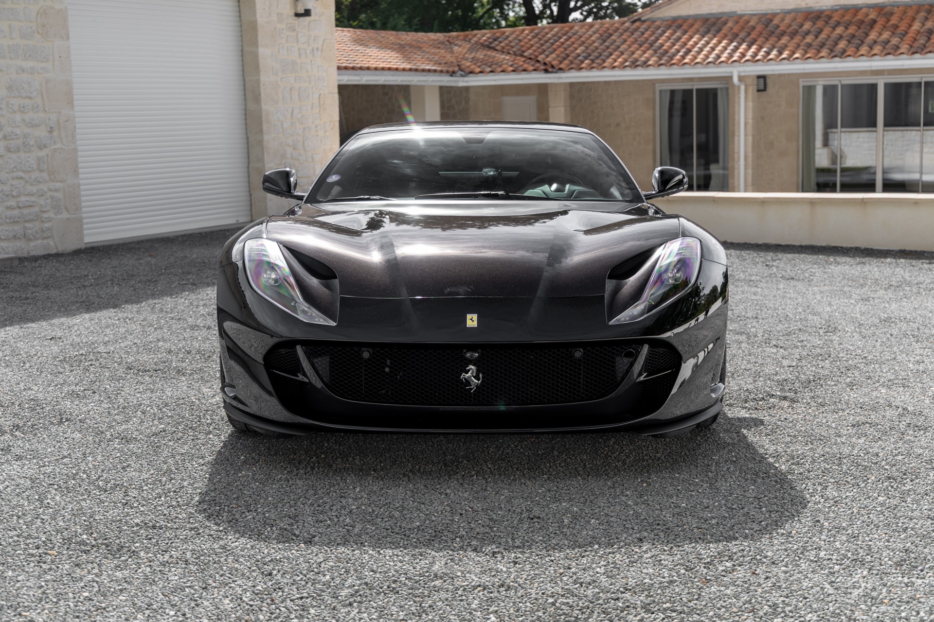 Vue avant avec calandre sportive – FERRARI – 812 Superfast – 2018 – Nero Daytona – 15 900 km – 800 ch – V12 Atmo – Transmission : Sequentielle – Origine France – Privaty Cars – Dépôt-vente sécurisé de véhicules de prestige à 2 heures de Paris en TGV